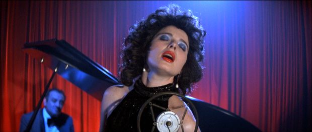 Isabella Rossellini si Angelo Badalamenti in filmul Blue Velvet Isabella Rossellini si Angelo Badalamenti in filmul Blue Velvet