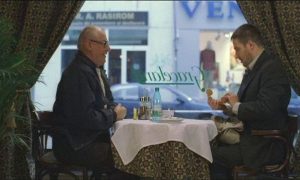 Un pachet de cafea si un cartus de Kent