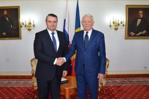 ES Ambasadorul Slovaciei in Romania, dl. Karol Mistrik impreuna cu Teodor Melescanu, Ministrul Afacerilor Externe ©mae.ro