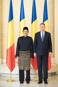 HE Tajul Aman bin Mohamad, Ambassador of Malaysia with HE Klaus Iohannis, The President of Romania (Foto credit: www.presidency.ro)